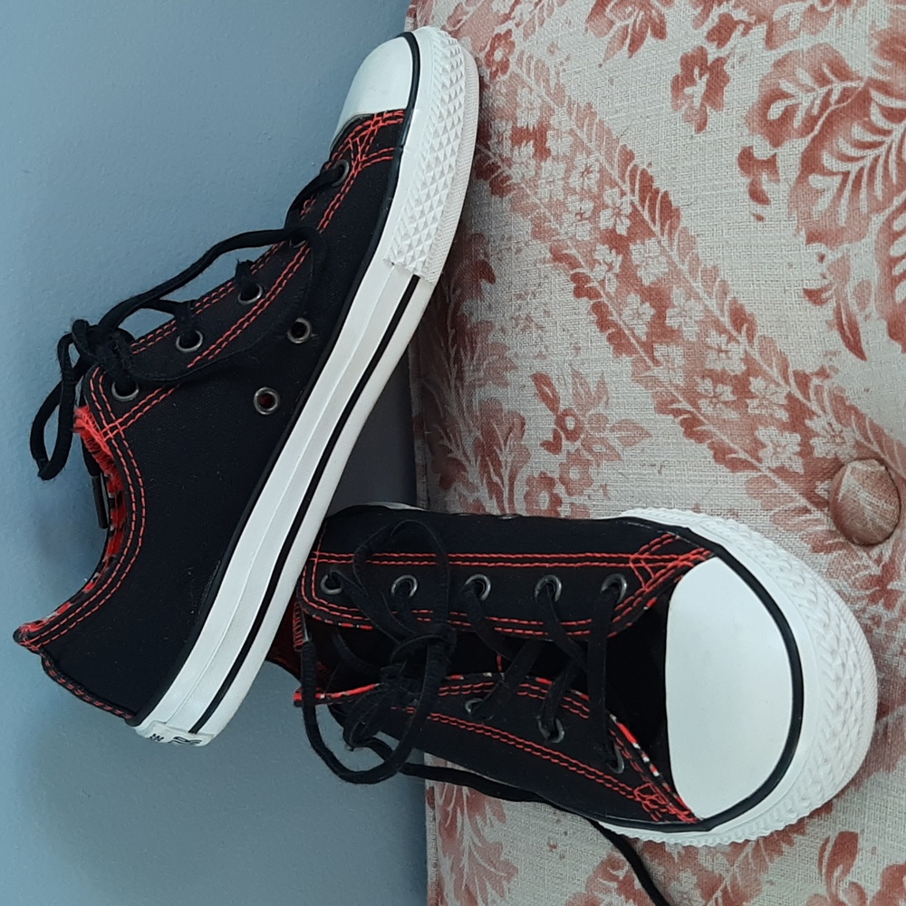 * Converse All Star Shoes ~ Mens size 4, Ladies size 6